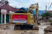 Empat alat berat bersihkan material menimbun jalan provinsi di Agam