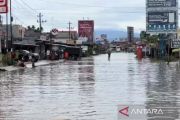 Banjir 50 cm, akses jalan lintas barat Sumatera di Bengkulu ditutup
