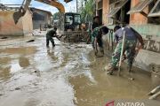 TNI AD bersihkan sekolah yang terkena banjir bandang di Aceh Tamiang