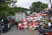 Timbunan sampah kembali penuhi bahu jalan di Tangsel