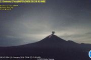 Semeru erupsi disertai letusan setinggi 800 meter dan lava pijar