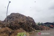 Warga keluhkan bau sampah di Pasar Kramat Jati