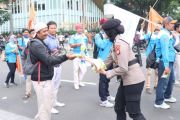 Polisi bagikan "snack" dan air mineral kepada massa buruh di Monas