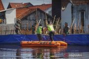 Warga bersama TNI dan Polri tutup tanggul jebol Sungai Bremi penyebab banjir Pekalongan
