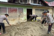 Brimob bersihkan rumah terdampak bencana, dan membantu buat saluran air di Sumbar