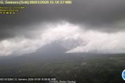 Gunung Semeru erupsi disertai luncuran awan panas sejauh 4 km