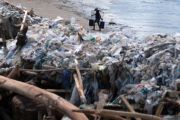 Puluhan ton sampah cemari pesisir Bali