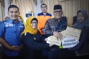 Pemkab Pasaman Barat serahkan santunan korban bencana