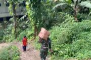 Prajurit jalan kaki kirim logistik ke pelosok, pastikan bantuan sampai