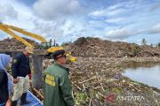 Banjarmasin bersihkan sampah besar kiriman hulu di sungai Martapura