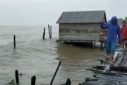 Gelombang tinggi landa perairan pesisir Jambi nelayan di imbau waspada