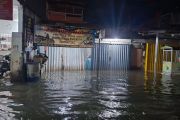 Sempat sepinggang, banjir setinggi lutut kini masih rendam Rawa Buaya