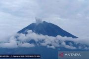 Gunung Semeru empat kali erupsi pada Senin pagi