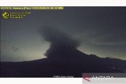 Gunung Semeru erupsi, awan panas guguran meluncur 5 kilometer