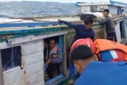 Polisi bantu evakuasi kapal bocor di Kepulauan Seribu