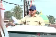 Prabowo sempat bagi-bagi kaos ke warga saat tiba di SMA TN Malang