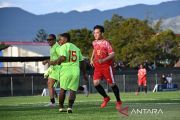 Gibran main sepak bola bersama anak-anak Wamena Papua, cetak tiga gol