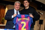 Joao Cancelo resmi kembali berseragam Barcelona