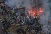 FOTO - Kebakaran belasan unit kios di Kendari