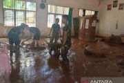 TNI AD kerahkan prajurit bersihkan sekolah di lokasi bencana di Sumut