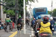 Warga resahkan pemotor naik trotoar akibat macet di Matraman