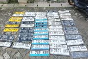 Satpol PP amankan puluhan pelat nomor dari tukang tambal ban di Jakut