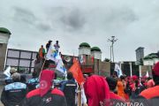 Buruh sambangi DPR dan Kemenaker desak penyesuaian upah minimum