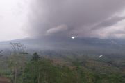 Gunung Semeru kembali luncurkan APG sejauh 4 kilometer