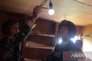 Satgas 511/DY perkuat baksos cek instalasi listrik rumah warga Lowanom