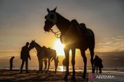 Suasana matahari terbenam di pantai Kota Gaza