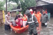 Petugas evakuasi warga yang terdampak banjir di Cakung Barat