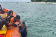 Tim SAR evakuasi lima ABK kapal terdampar di Pulau Segama Lamtim