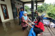 Petugas kesehatan di Pati periksa korban banjir dengan perahu