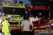 Polisi evakuasi truk yang menabrak separator Transjakarta di Tebet