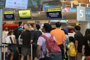 Bandara Changi Singapura kerahkan traktor otonomos pengangkut bagasi