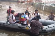 Polisi bantu evakuasi siswa pakai perahu selama banjir di Mampang