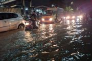 Terendam banjir, arus kendaraan di Jalan Daan Mogot alami kemacetan