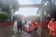 Sekolah terendam banjir, BPBD evakuasi pelajar di Jakbar