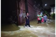 Kali meluap, permukiman warga di Cipinang Melayu terendam banjir