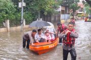 Warga Pondok Karya pilih naik perahu untuk berangkat kerja saat banjir