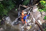 20 petugas gabungan tangani turap longsor di Srengseng Sawah