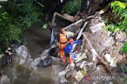 20 petugas gabungan tangani turap longsor di Srengseng Sawah