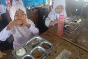 Siswa terdampak bencana di Palembayan Agam antusias terima MBG