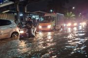 Daan Mogot Jakbar masih terendam banjir