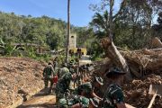 TNI bersihkan material longsor di gereja HKBP Tapanuli Utara
