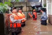 TNI-Polri pantau warga terdampak banjir di Bidara Cina Jaktim