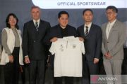 Kelme produksi  jersi timnas Indonesia untuk sepak bola dan futsal