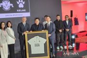 Kelme produksi  jersi timnas Indonesia untuk sepak bola dan futsal