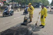 Lubang Jalan Daan Mogot ditambal usai sejumlah pengendara celaka