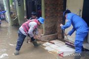 Polisi bantu bersihkan rumah warga yang terdampak banjir di Jaktim